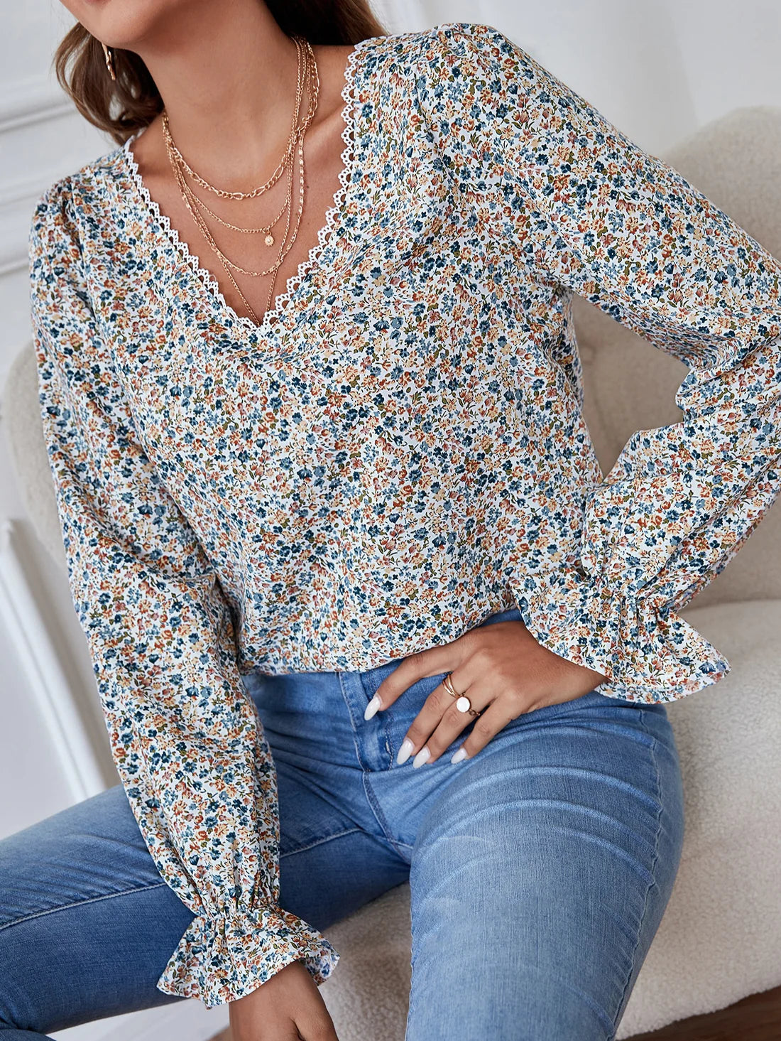 Blusa Encanto Floral Frenchy con Encaje, Bordado y Espalda de Malla