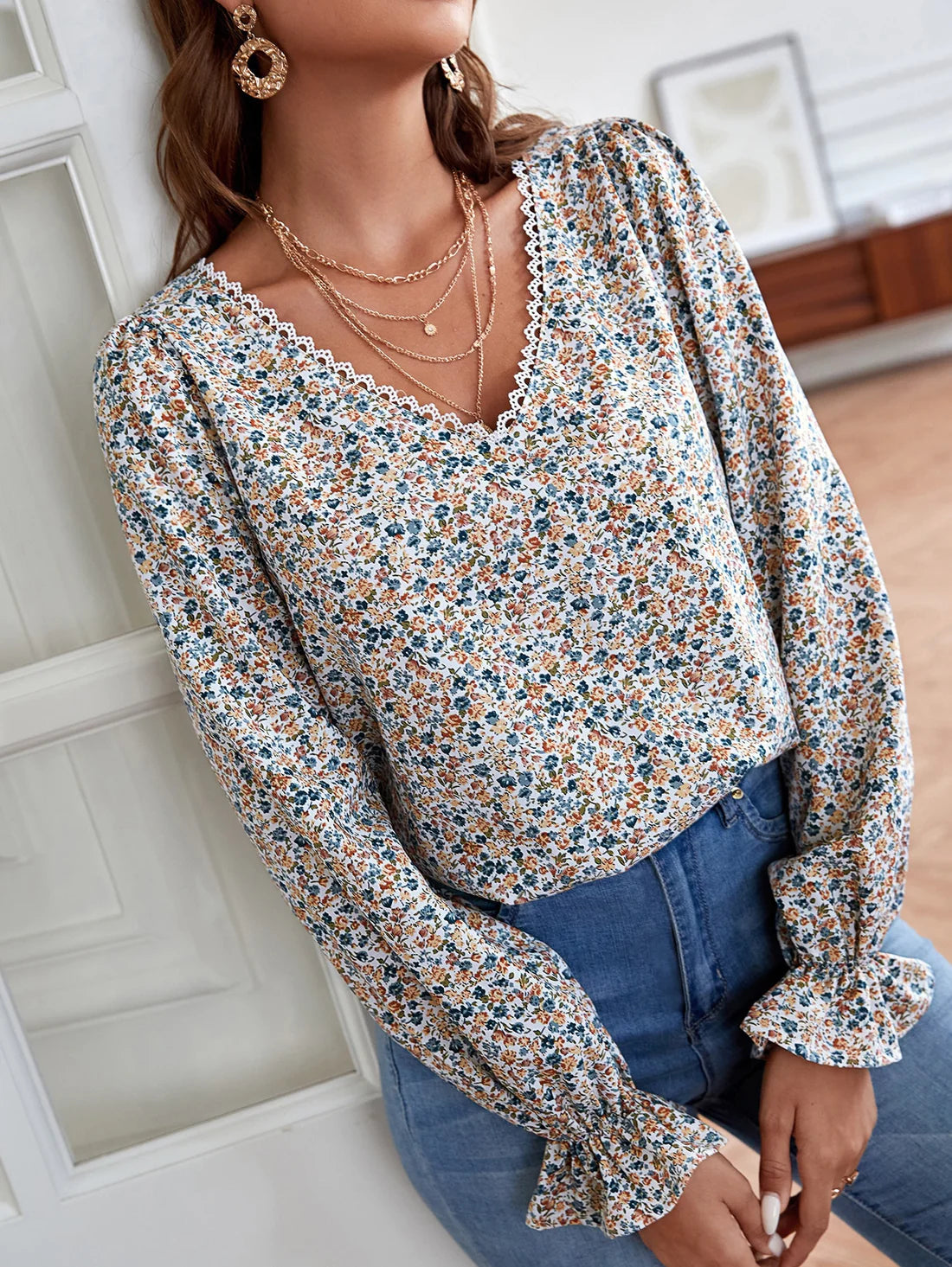 Blusa Encanto Floral Frenchy con Encaje, Bordado y Espalda de Malla
