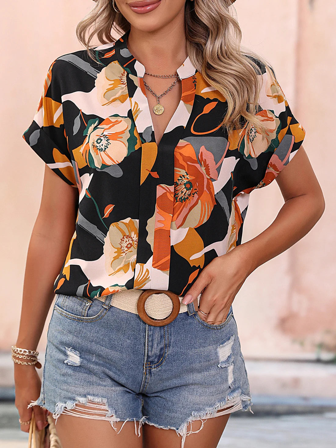 Blusa Negra Elegancia Floral de Manga Murciélago