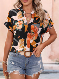Thumbnail for Blusa Negra Elegancia Floral de Manga Murciélago
