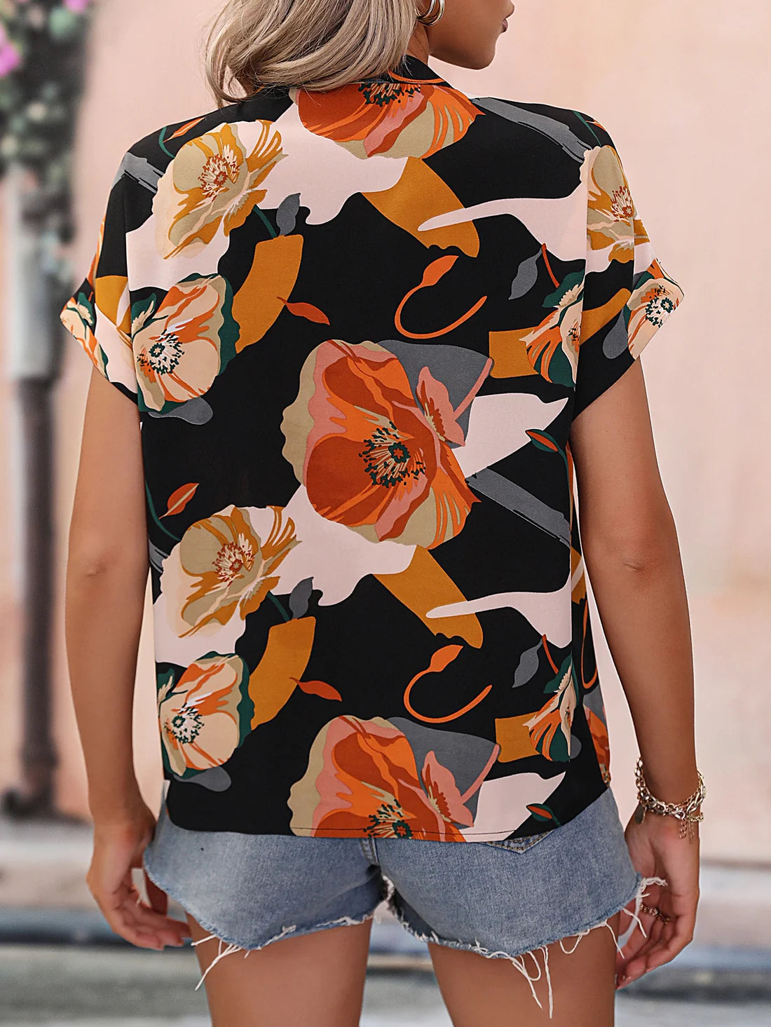 Blusa Negra Elegancia Floral de Manga Murciélago