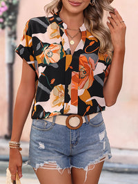 Thumbnail for Blusa Negra Elegancia Floral de Manga Murciélago