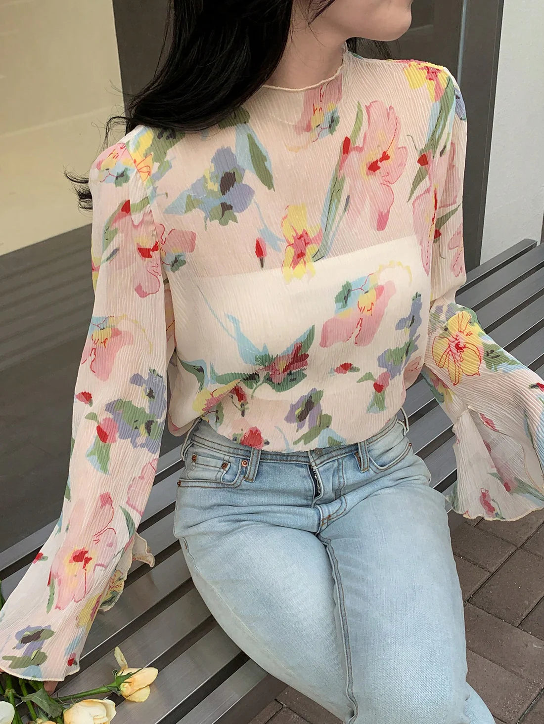 Blusa Encanto Floral Transparente con Manga de Volantes y Ribete Ondulado DAZY