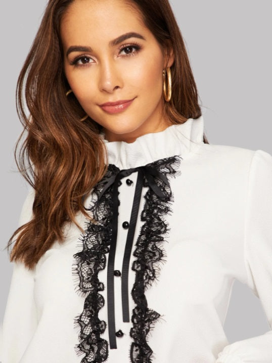 Blusa Blanca de Manga Larga con Detalles de Encaje y Volantes