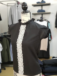 Thumbnail for Blusa Negra Detalle Encaje Blanco