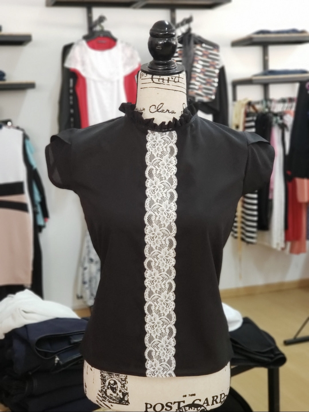 Blusa Negra Detalle Encaje Blanco