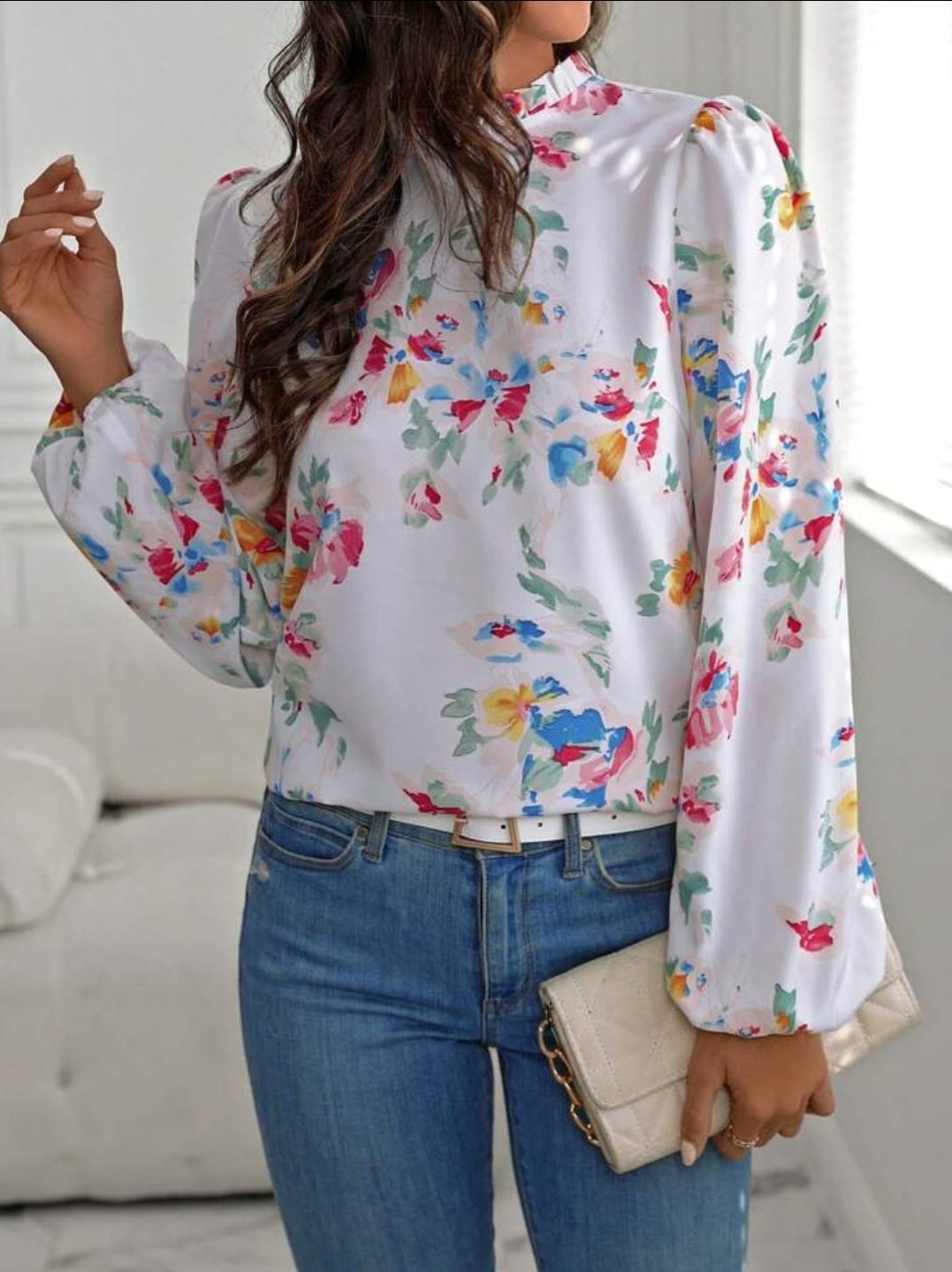 Blusa Bohemia de Ensueño: Elegancia Floral en Blanco