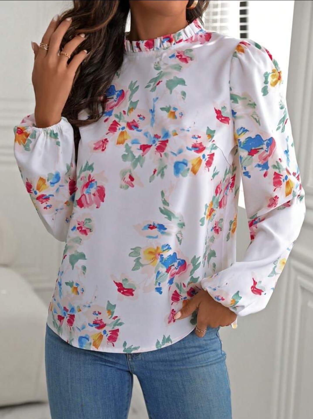 Blusa Bohemia de Ensueño: Elegancia Floral en Blanco