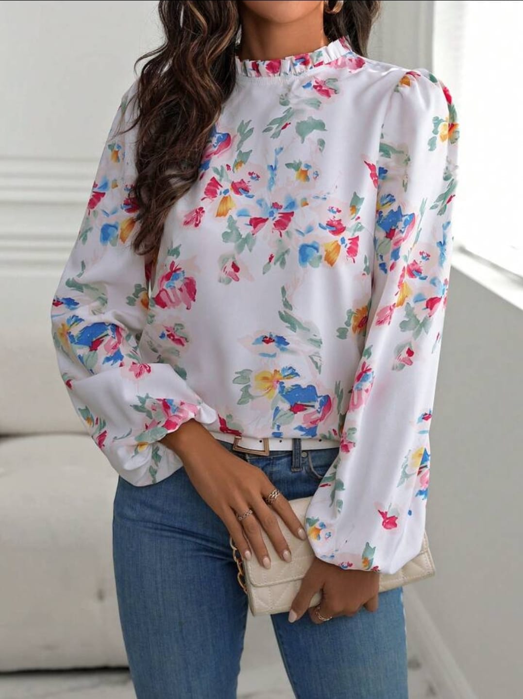 Blusa Bohemia de Ensueño: Elegancia Floral en Blanco