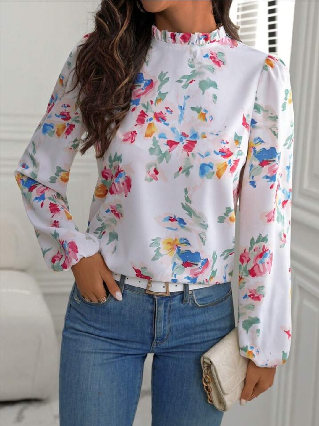 Blusa Bohemia de Ensueño: Elegancia Floral en Blanco