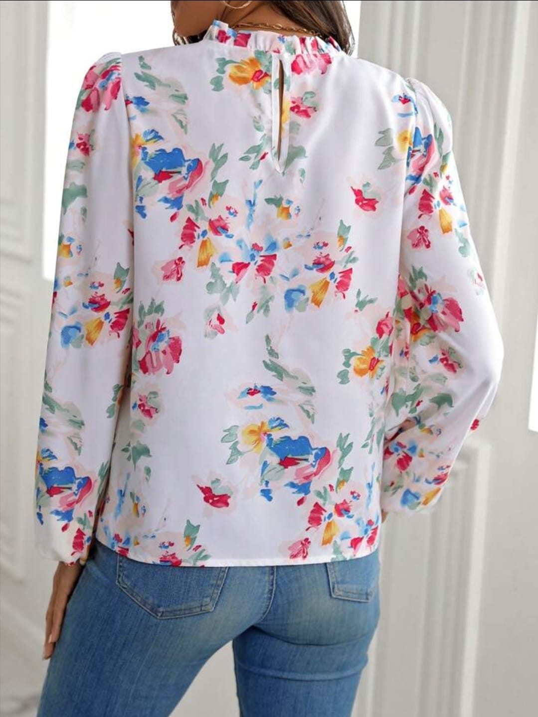 Blusa Bohemia de Ensueño: Elegancia Floral en Blanco