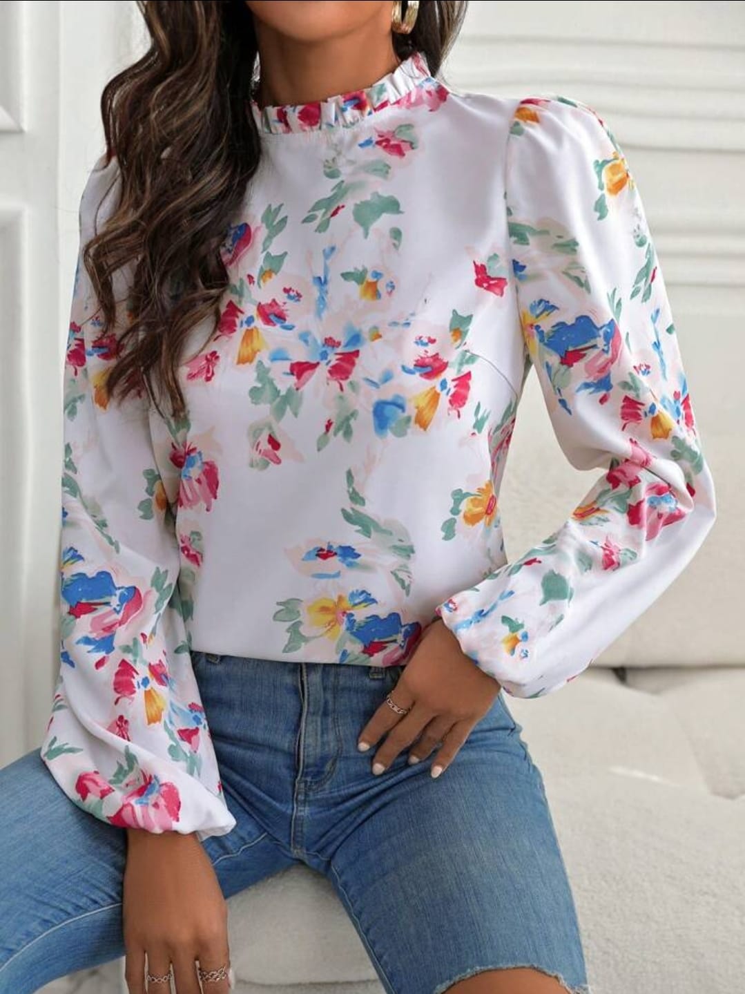 Blusa Bohemia de Ensueño: Elegancia Floral en Blanco