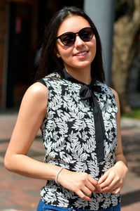Thumbnail for Blusa de Hojitas de Moño al Cuello Negro