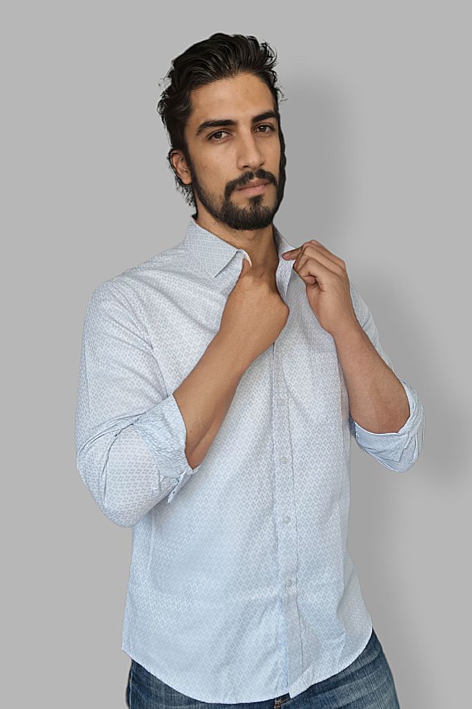 Camisa Clara con Detalles de Cuadritos