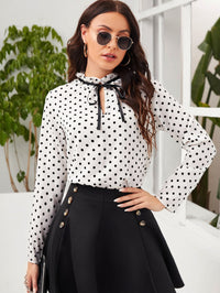 Thumbnail for Blusa Elegante Blanco con Estampado de Lunares y Detalle de Corbata