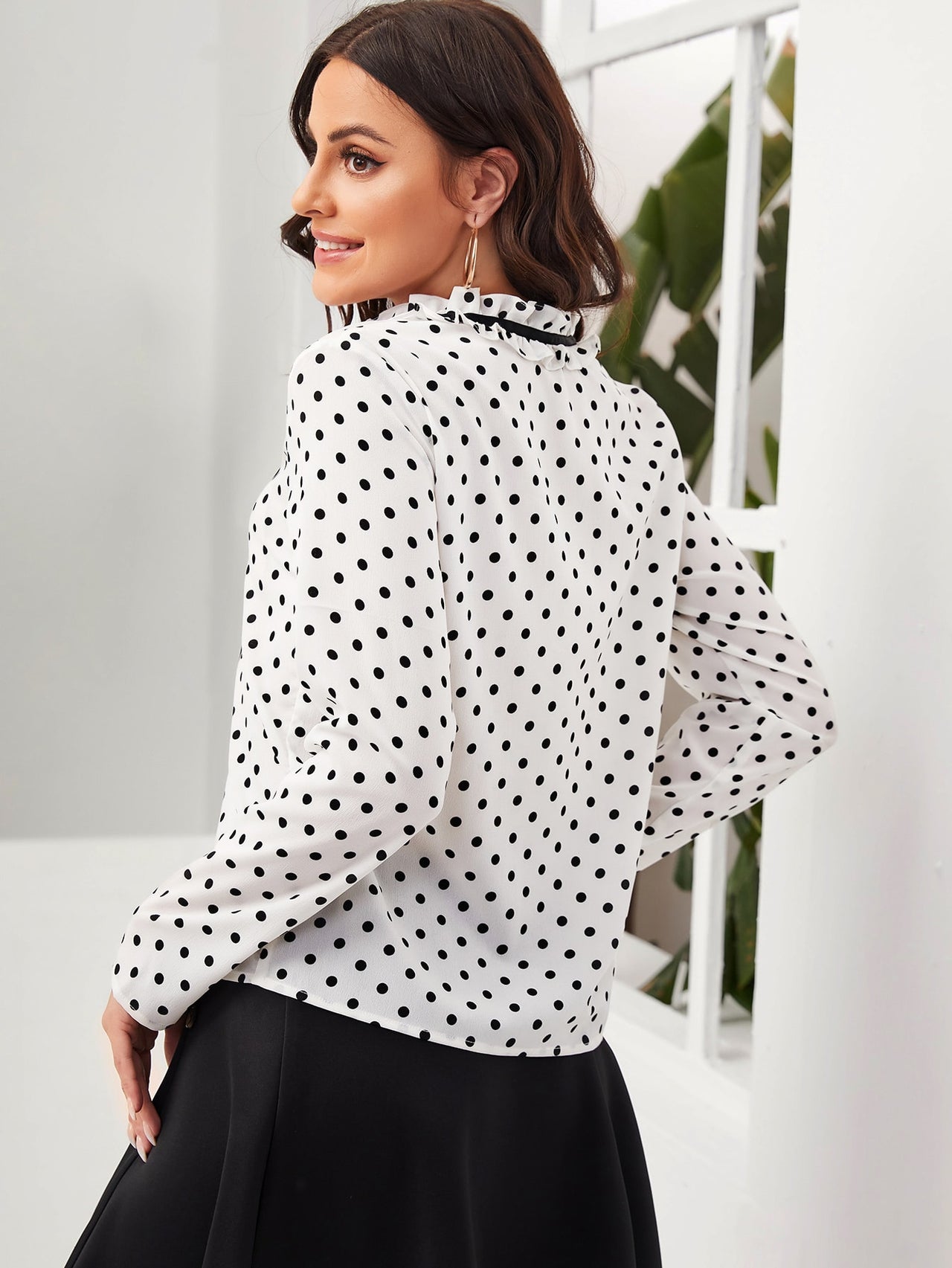 Blusa Elegante Blanco con Estampado de Lunares y Detalle de Corbata