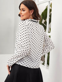 Thumbnail for Blusa Elegante Blanco con Estampado de Lunares y Detalle de Corbata