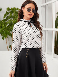 Thumbnail for Blusa Elegante Blanco con Estampado de Lunares y Detalle de Corbata