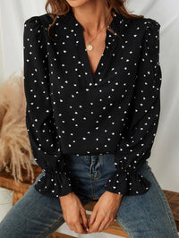 Thumbnail for Blusa Negra con Estampado de Corazones y Detalle de Volantes