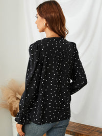 Thumbnail for Blusa Negra con Estampado de Corazones y Detalle de Volantes