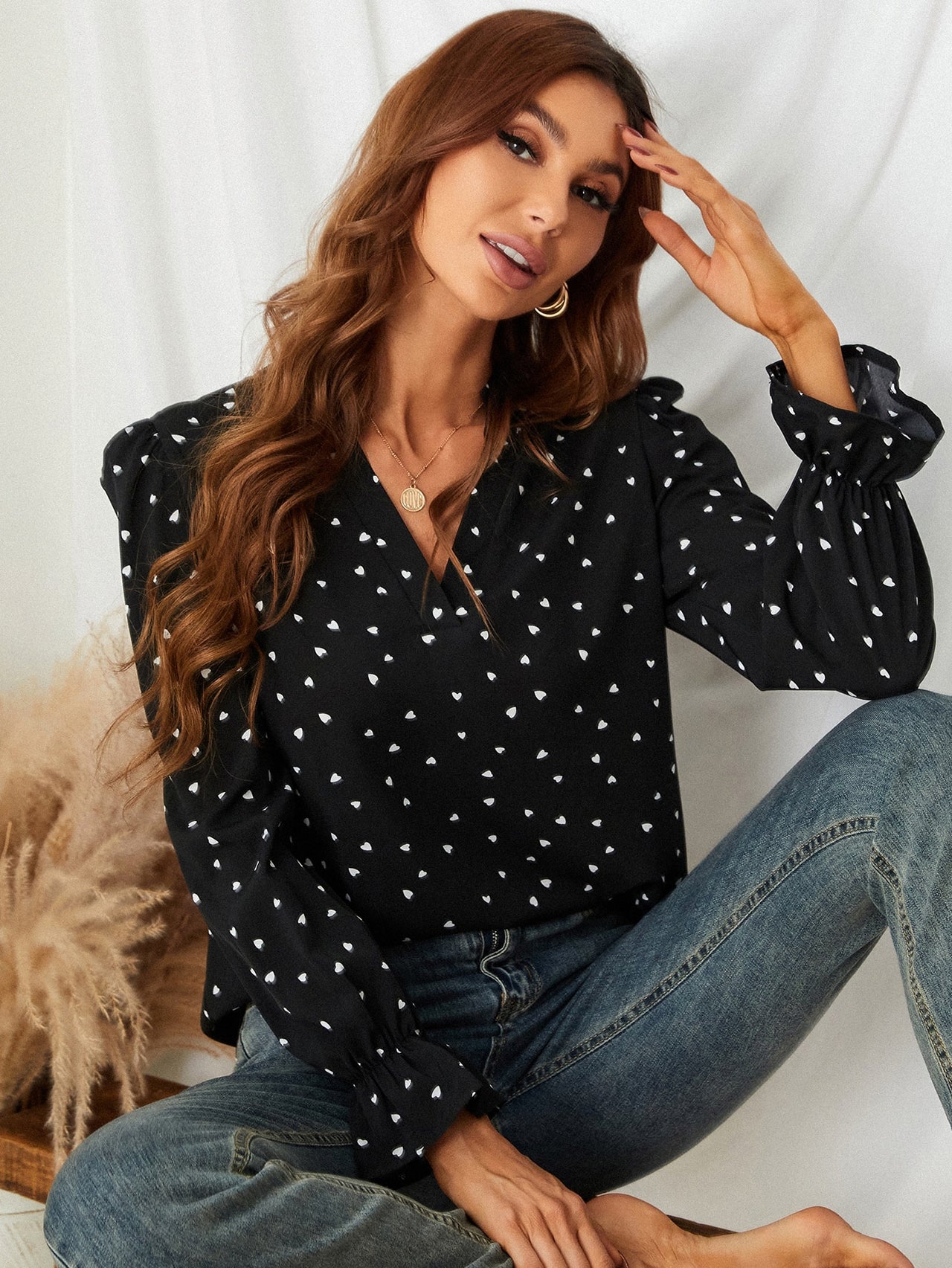Blusa Negra con Estampado de Corazones y Detalle de Volantes