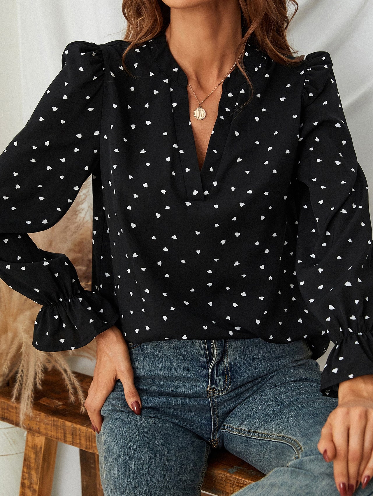 Blusa Negra con Estampado de Corazones y Detalle de Volantes