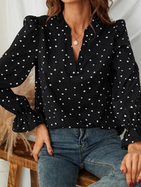 Thumbnail for Blusa Negra con Estampado de Corazones y Detalle de Volantes