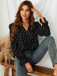Thumbnail for Blusa Negra con Estampado de Corazones y Detalle de Volantes