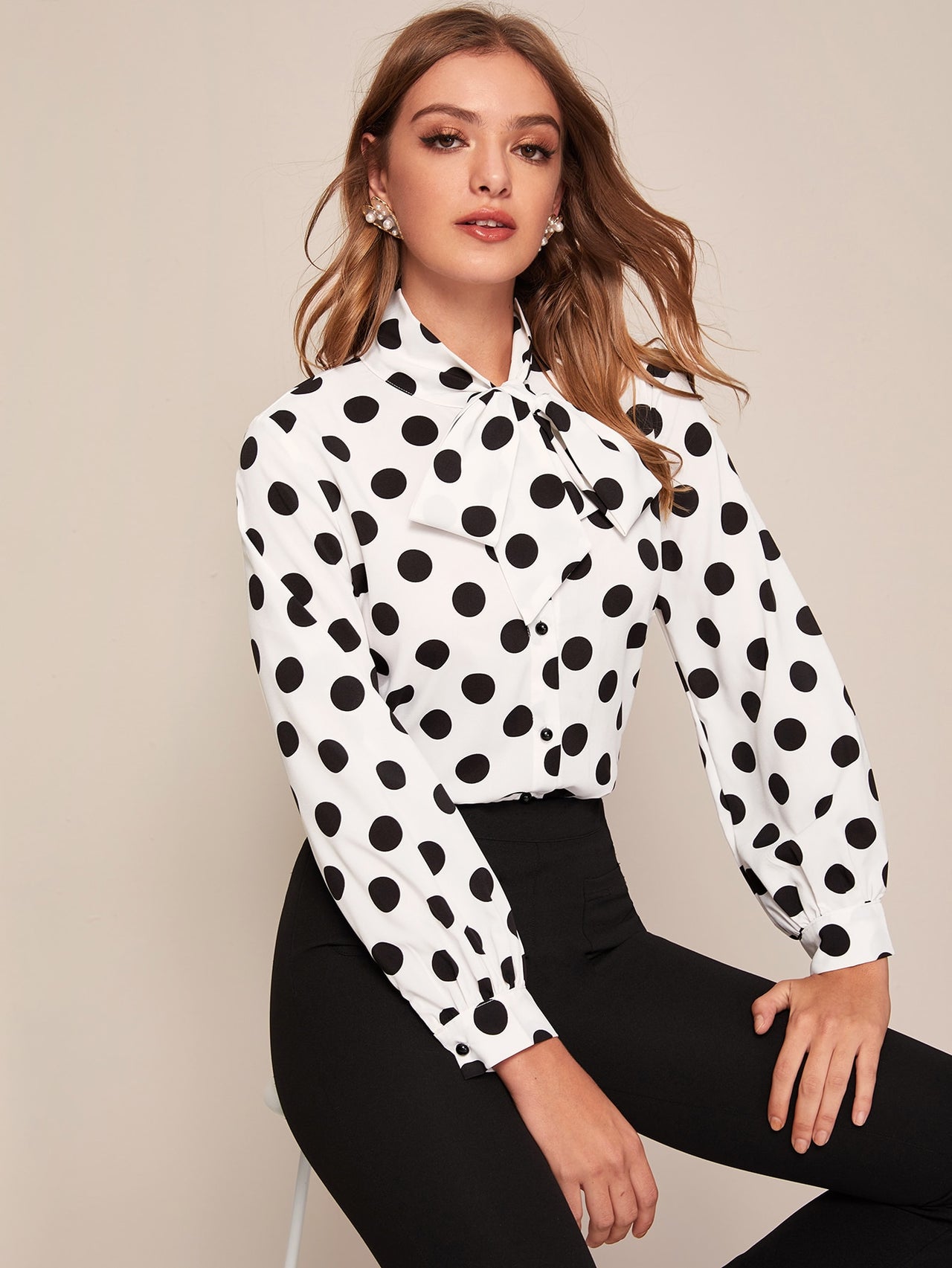 Blusa Elegante en Blanco con Estampado de Lunares y Detalle de Corbata