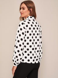 Thumbnail for Blusa Elegante en Blanco con Estampado de Lunares y Detalle de Corbata