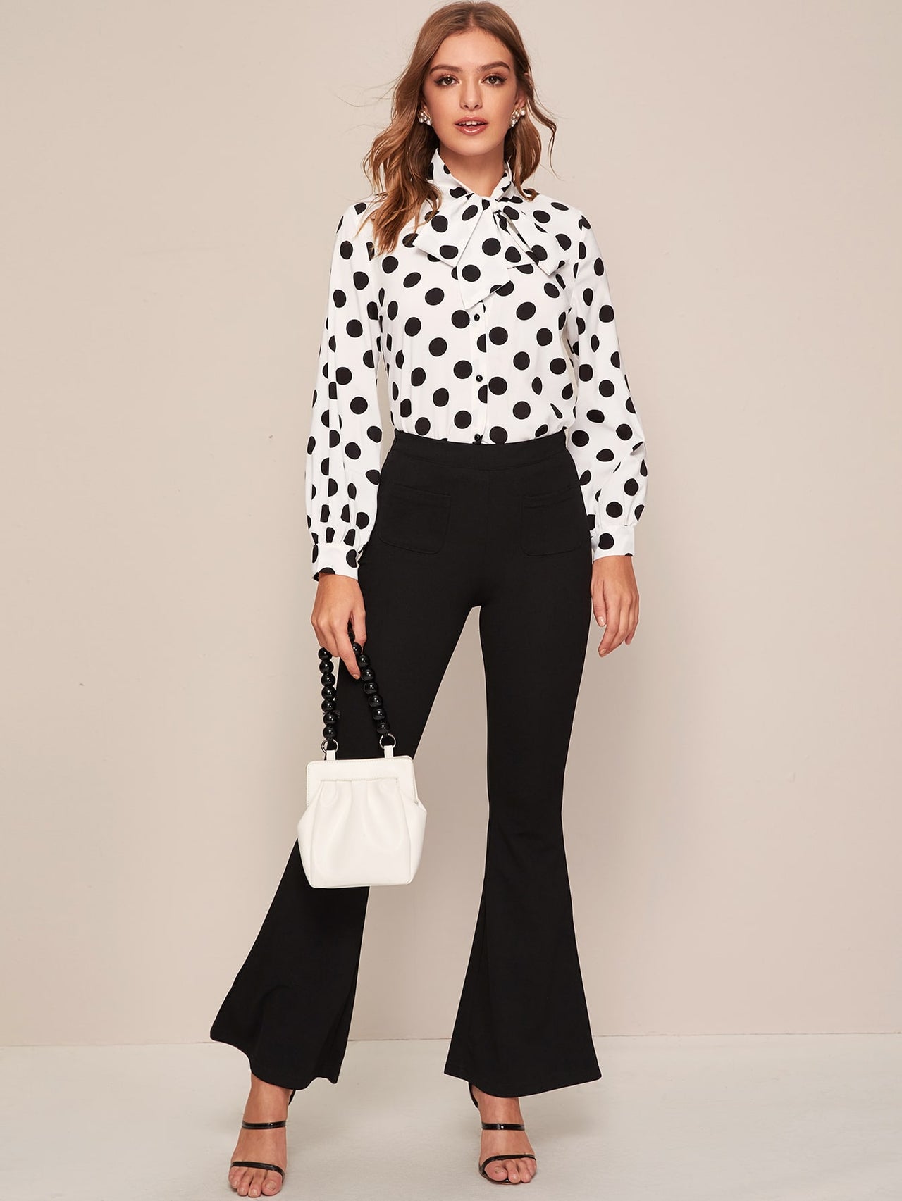 Blusa Elegante en Blanco con Estampado de Lunares y Detalle de Corbata