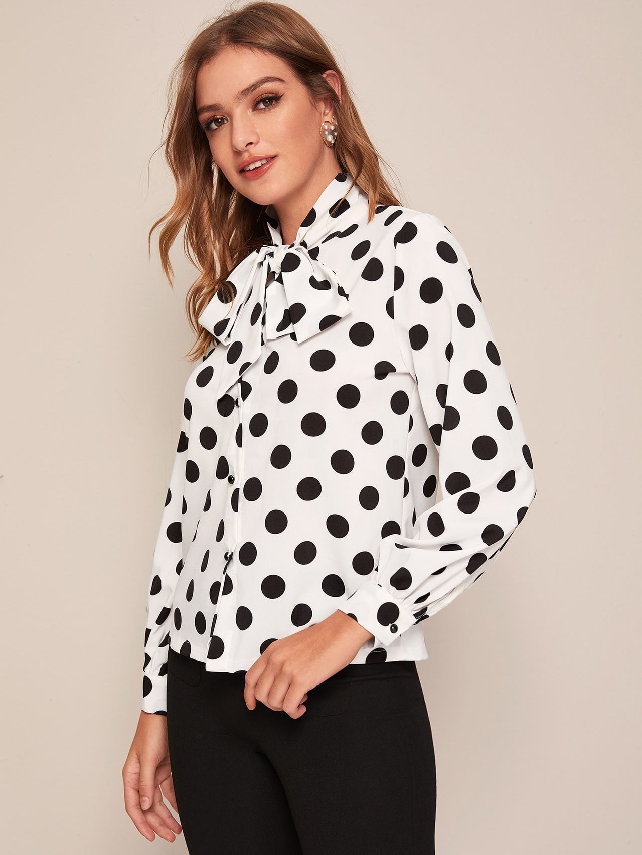 Blusa Elegante en Blanco con Estampado de Lunares y Detalle de Corbata
