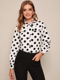 Thumbnail for Blusa Elegante en Blanco con Estampado de Lunares y Detalle de Corbata