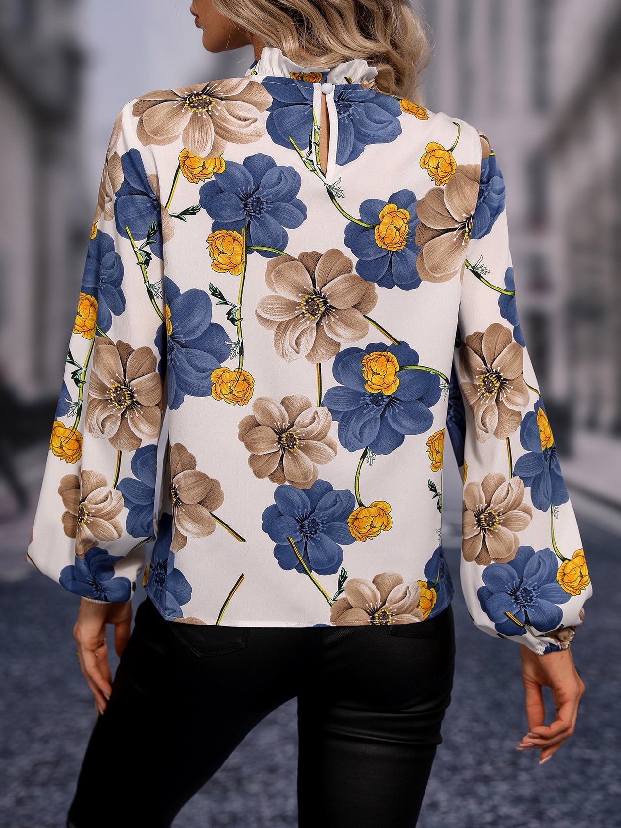 Blusa Bohemia Blanca con Estampado Floral y Mangas Obispo