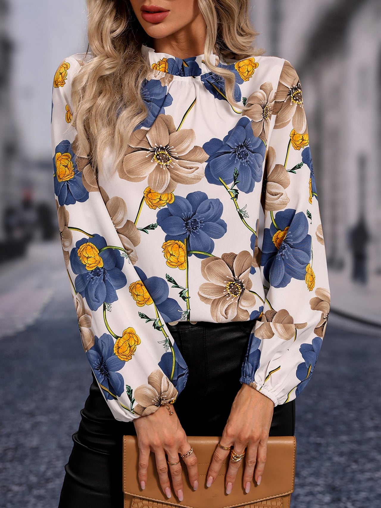 Blusa Bohemia Blanca con Estampado Floral y Mangas Obispo