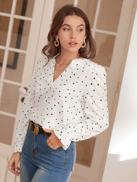 Thumbnail for Blusa Blanca con Estampado de Corazones Verde Bosque y Detalles de Volantes