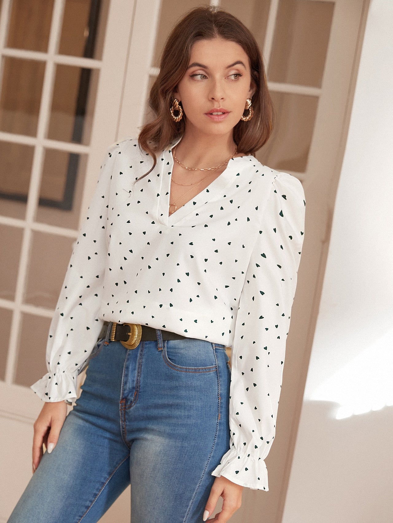 Blusa Blanca con Estampado de Corazones Verde Bosque y Detalles de Volantes