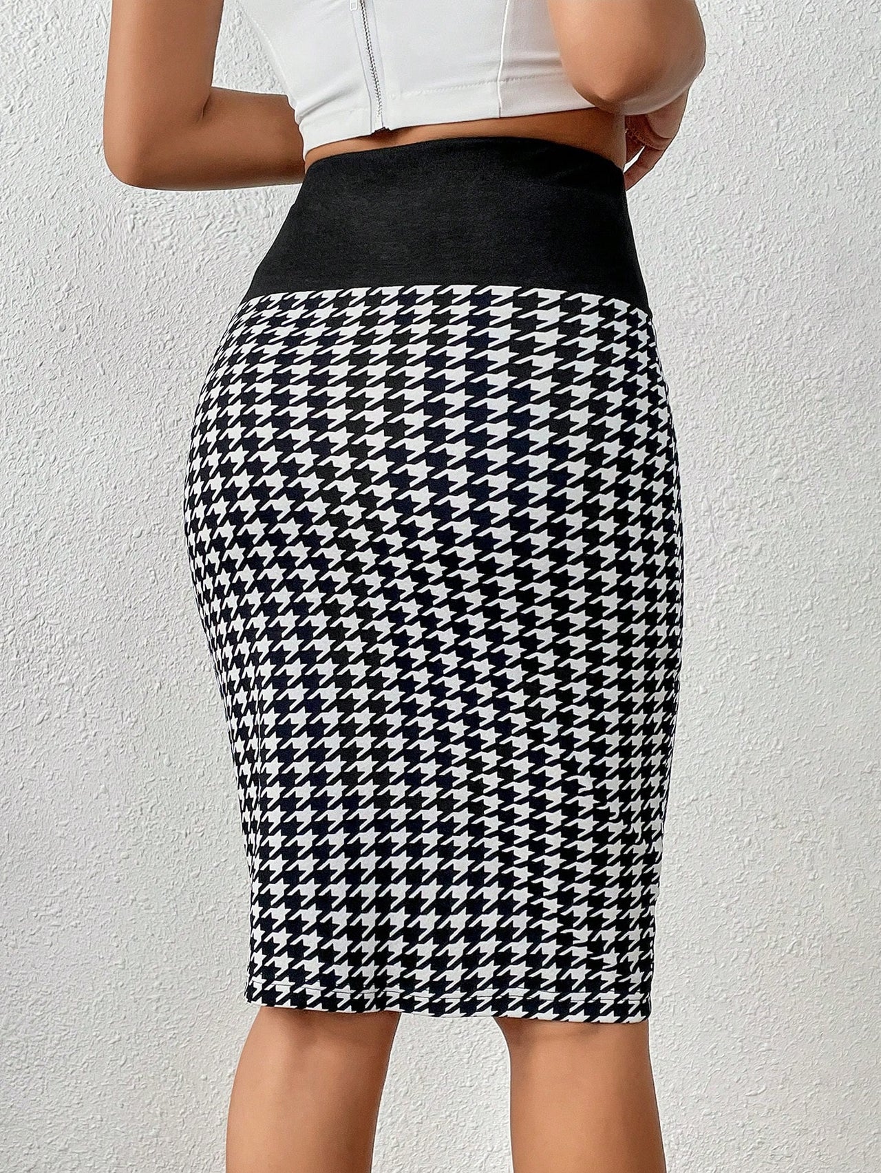 Falda Lápiz Blanco y Negro con Estampado de Pata de Gallo y Detalle de Cremallera
