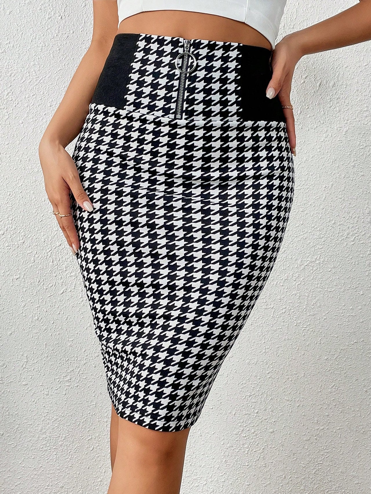 Falda Lápiz Blanco y Negro con Estampado de Pata de Gallo y Detalle de Cremallera