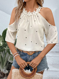 Thumbnail for Blusa con Print de Corazon y Detalle de Encaje con Hombros Descubiertos