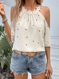 Thumbnail for Blusa con Print de Corazon y Detalle de Encaje con Hombros Descubiertos