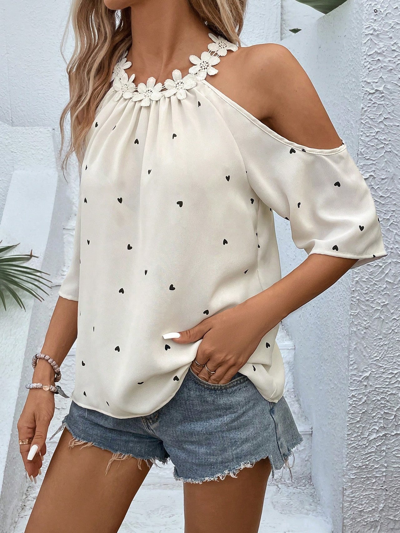 Blusa con Print de Corazon y Detalle de Encaje con Hombros Descubiertos