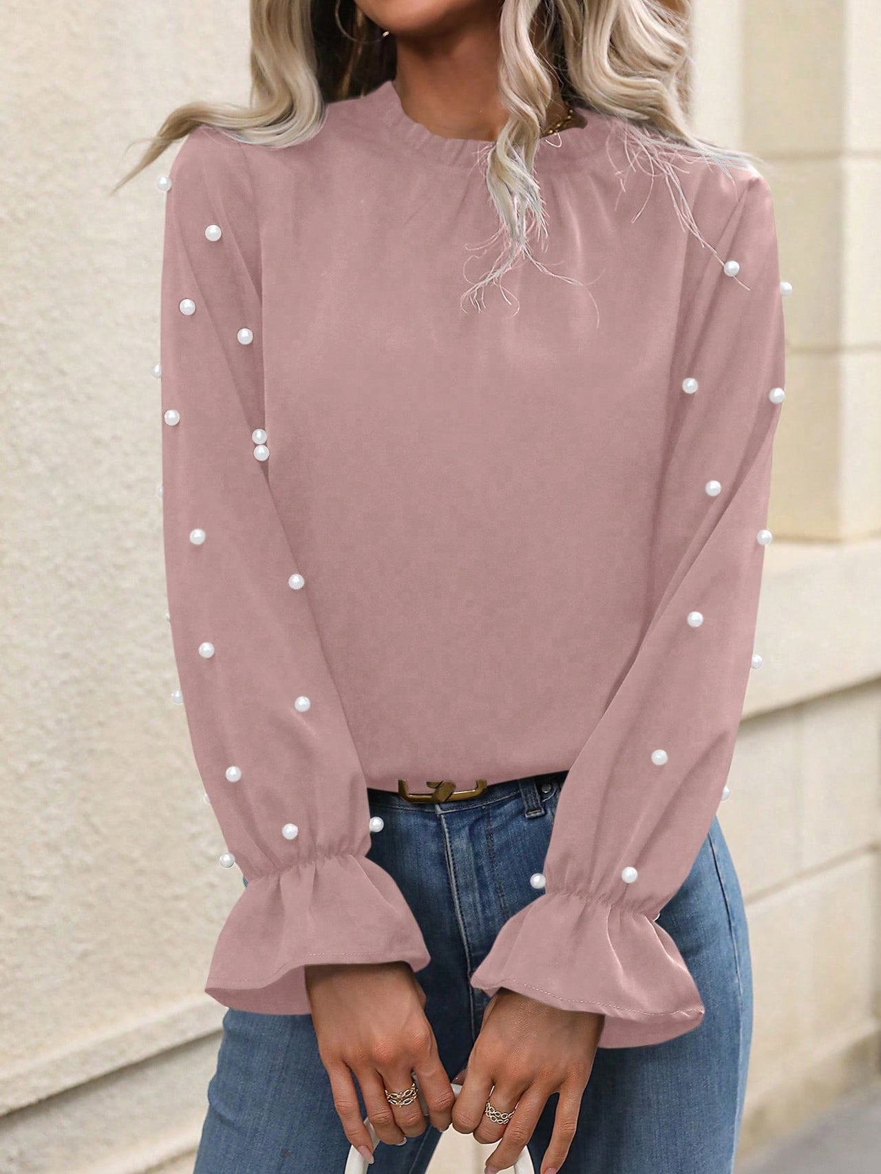Blusa Elegante Rosa con Mangas de Campana y Detalles de Perlas