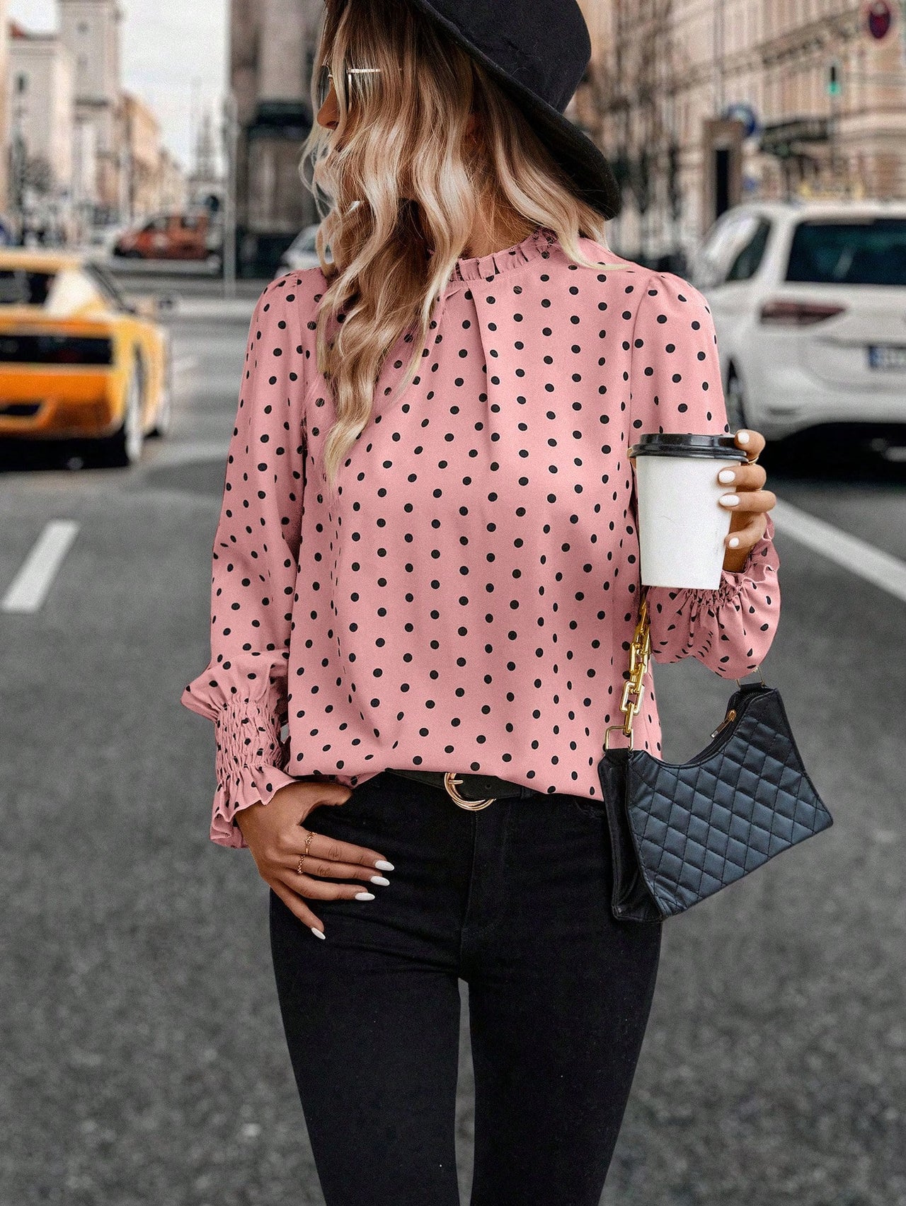 Blusa Rosa de Lunares: Un Toque de Diversión y Elegancia
