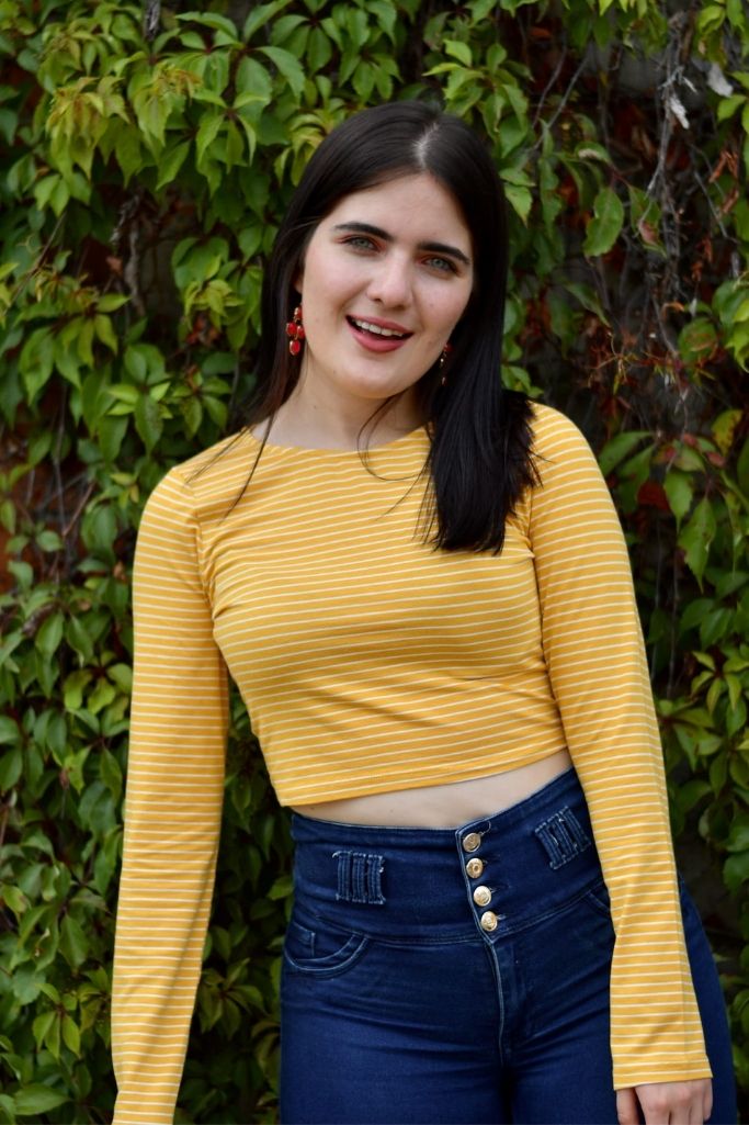 Crop Top de Manga Larga Amarillo con Lineas Blancas
