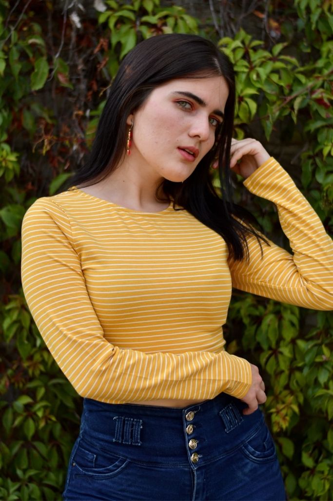 Crop Top de Manga Larga Amarillo con Lineas Blancas