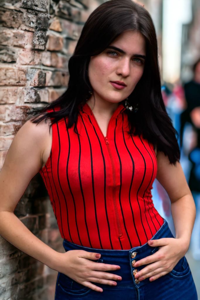 Body Cuello Alto Negro con Lineas Verticales Rojo y Negro