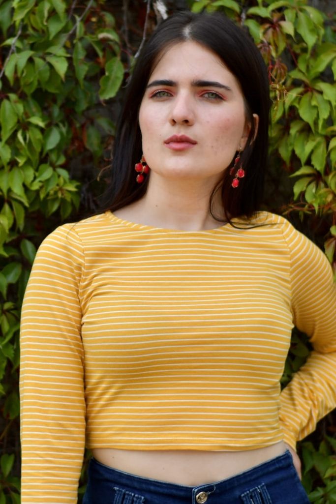 Crop Top de Manga Larga Amarillo con Lineas Blancas