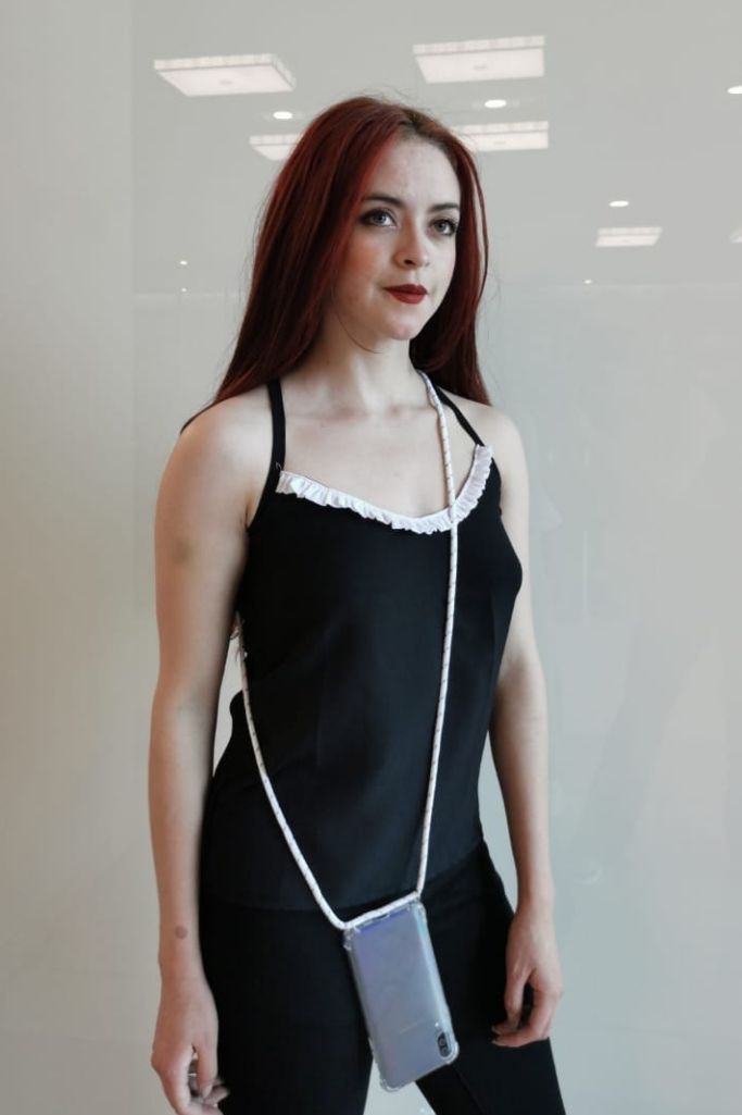 Blusa Negra de Tirantes y Detalle de Encaje