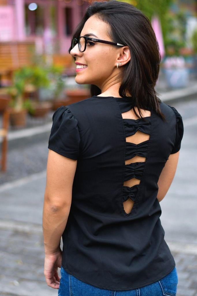 Blusa Moñitos a la Espalda Negra